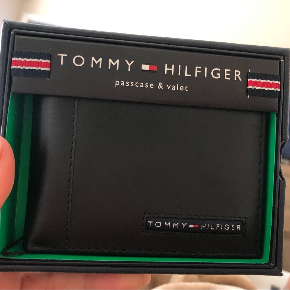 Brand NWT Tommy Hilfiger  leather wallet